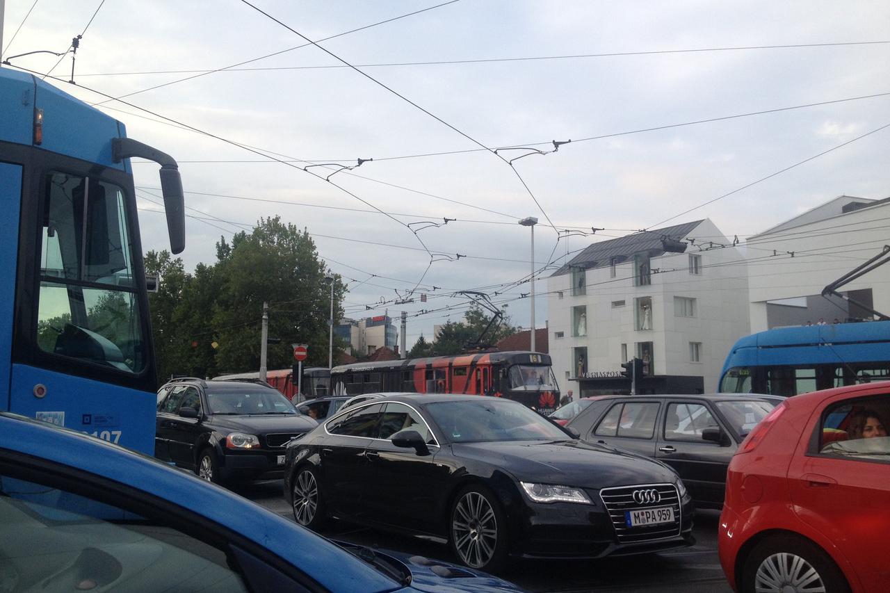 Prometni kolaps na križanju Držićeve i Vukovarske