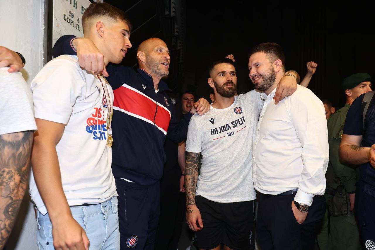 Split: Navijači dočekali igrače Hajduka na Poljudu nakon osvojenog nogometnog Kupa