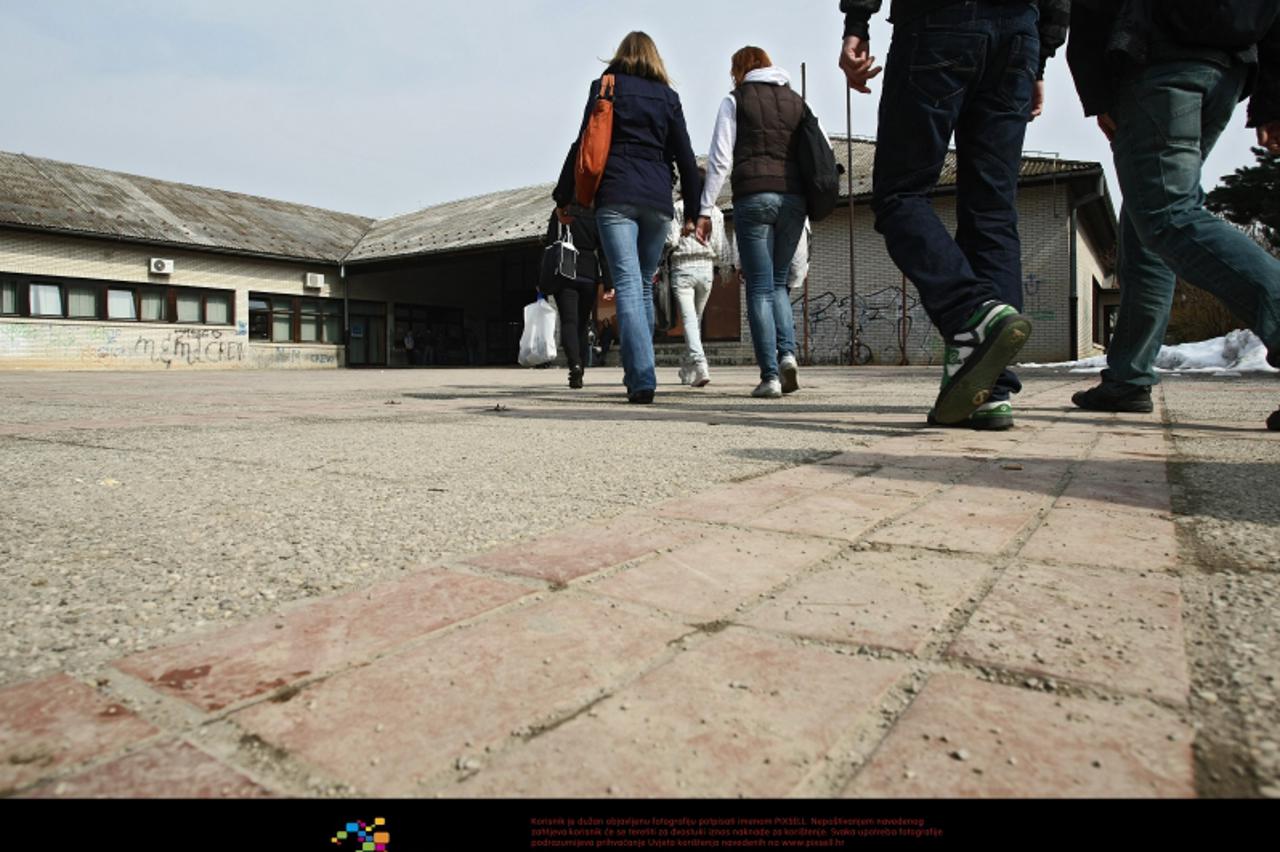 '18.03.2010., Samobor - Ulica A. Hebranga 26, Ekonomska, trgovacka i ugostiteljska skola. Jucer u popodnevnim satima dvojica maloljetnika usla su u prostorije srednje Ekonomske skole u Samoboru i napa