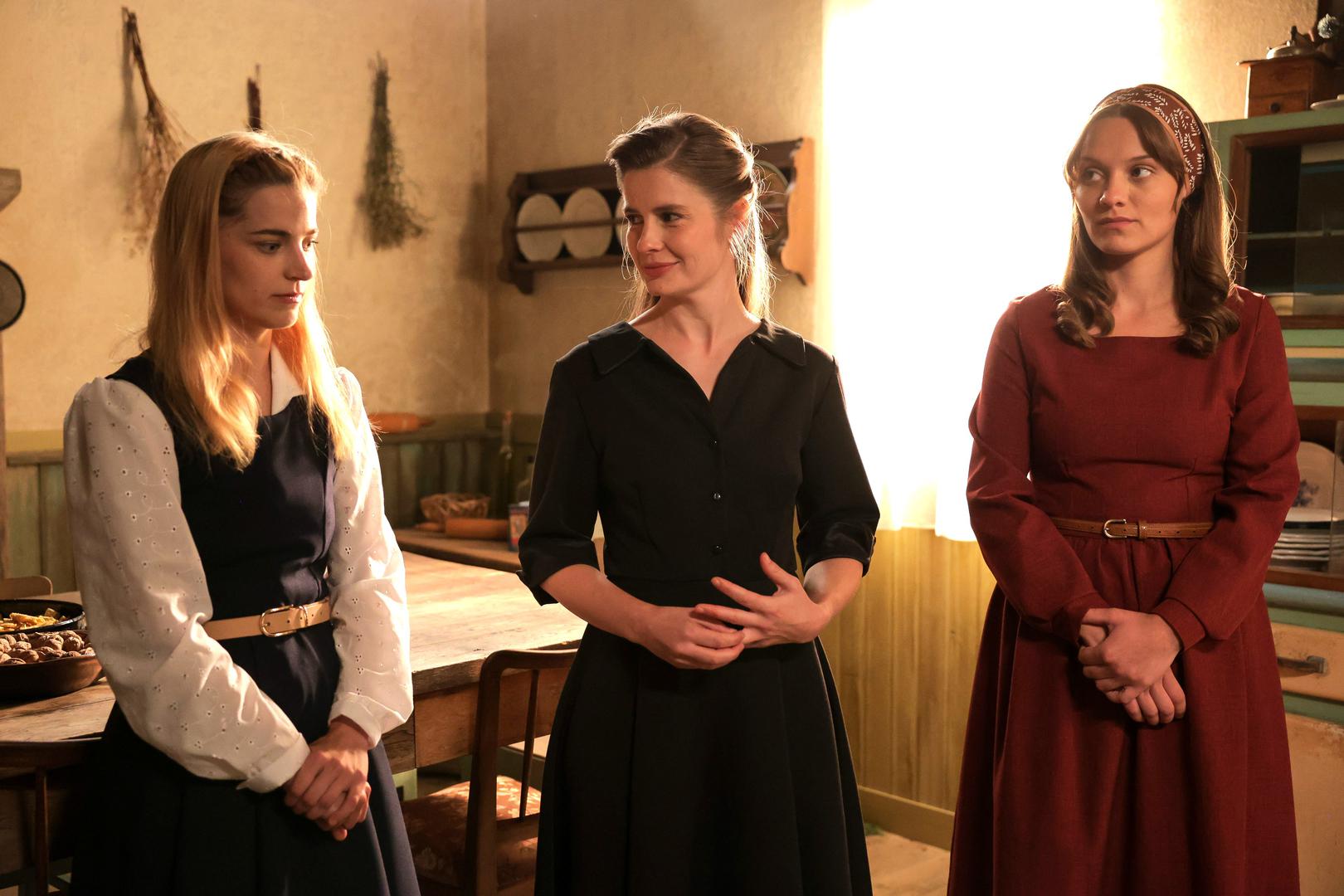 Na setu 'Divljih pčela' u zagrebačkom Jadran Filmu svakodnevno vlada užurbana atmosfera – priprema se rekvizita, rade frizure, učvršćuju kostimi, ponavlja tekst, scene se pripremaju do najsitnijeg detalja, a sjajno uigrana glumačka postava pred kamerama stvara pravu scensku magiju 50-ih godina. A osim što već mjesecima zajedno stvaraju vrhunsku vizualnu poslasticu koju jedva čekaju pokazati gledateljima, u isto vrijeme grade međusobne odnose i prijateljstva, dijele savjete, prepričavaju iskustva i dobro se zabavljaju u pauzama između snimanja, bilježeći najbolje trenutke. 