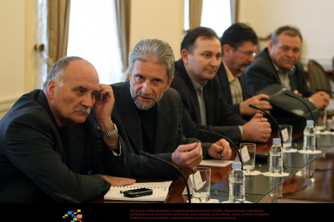 '01.02.2012., Zagreb - Sastanak predsjednika sindikalnih sredisnjica s premijerom i ministrom rada i mirovinskog sustava. Mladen Novosel, Kresimir Sever, Vilim Ribic, Ozren Matijasevic, Damir Jakus.  