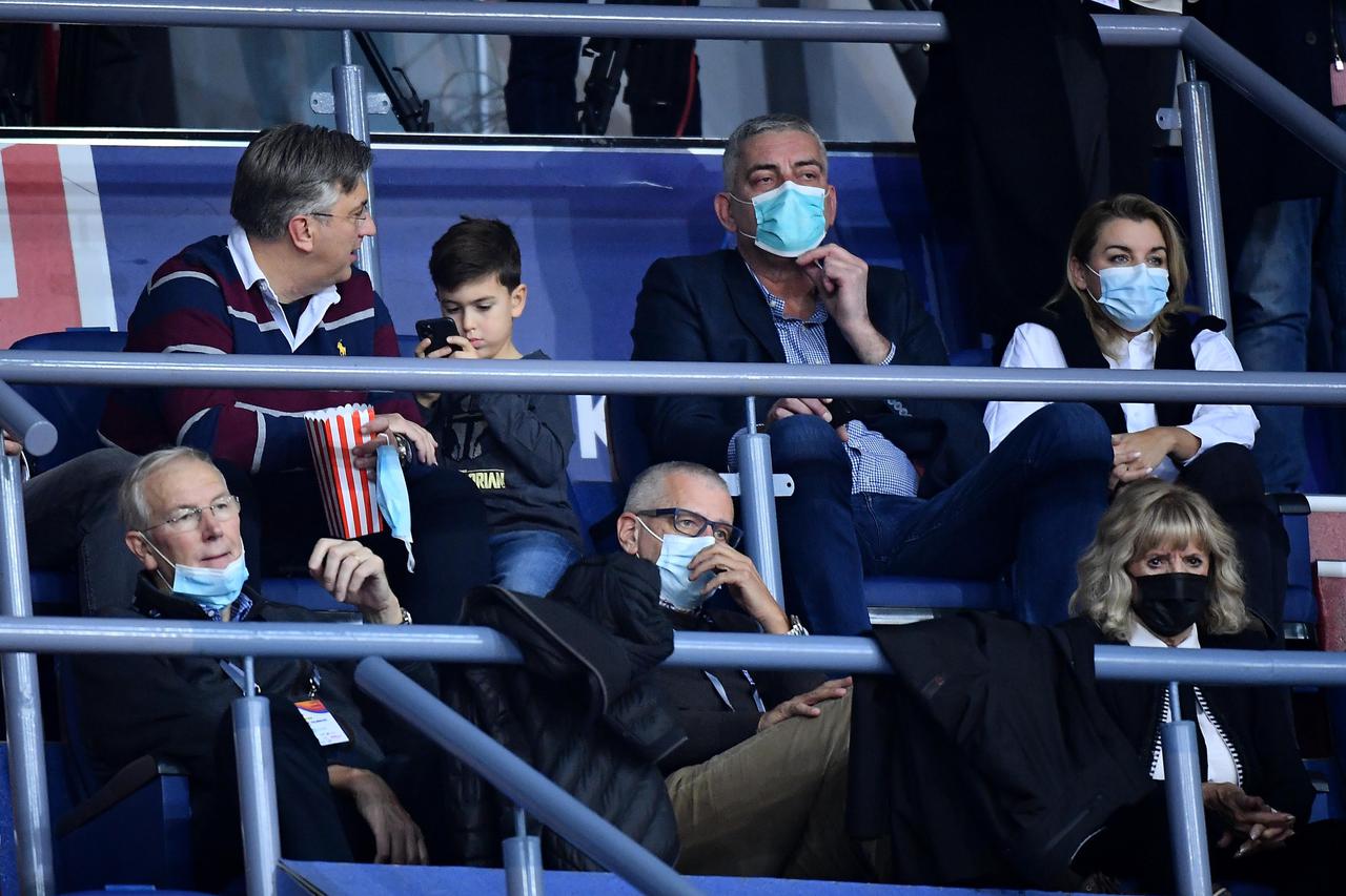 Zagreb: Andrej Plenković sa sinom na utakmici Hrvatska - Slovenija za košarkaško SP 2023. godine