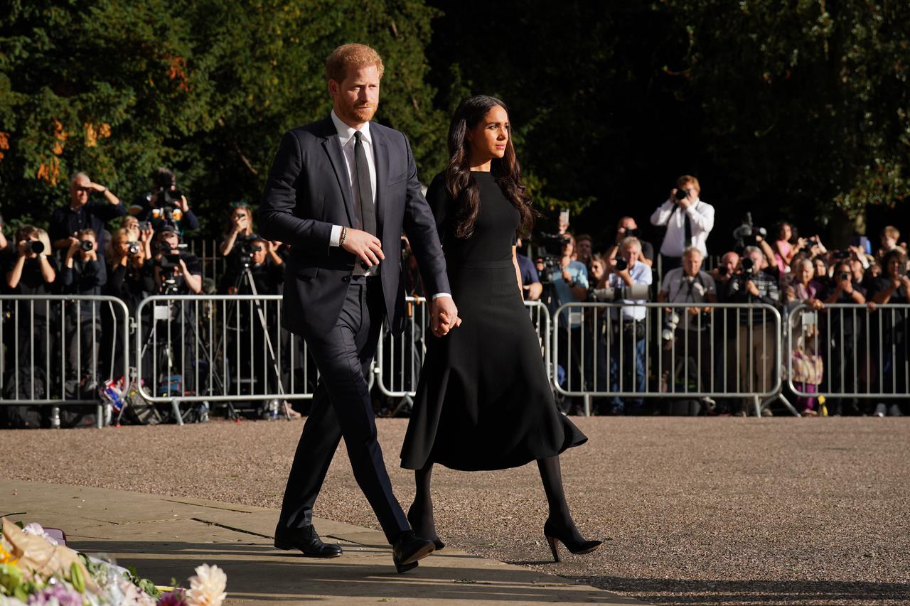 Princ i princeza od Walesa zajedno  s princom Harryjem i Meghan Markle pojavili su se na imanju u Windsoru