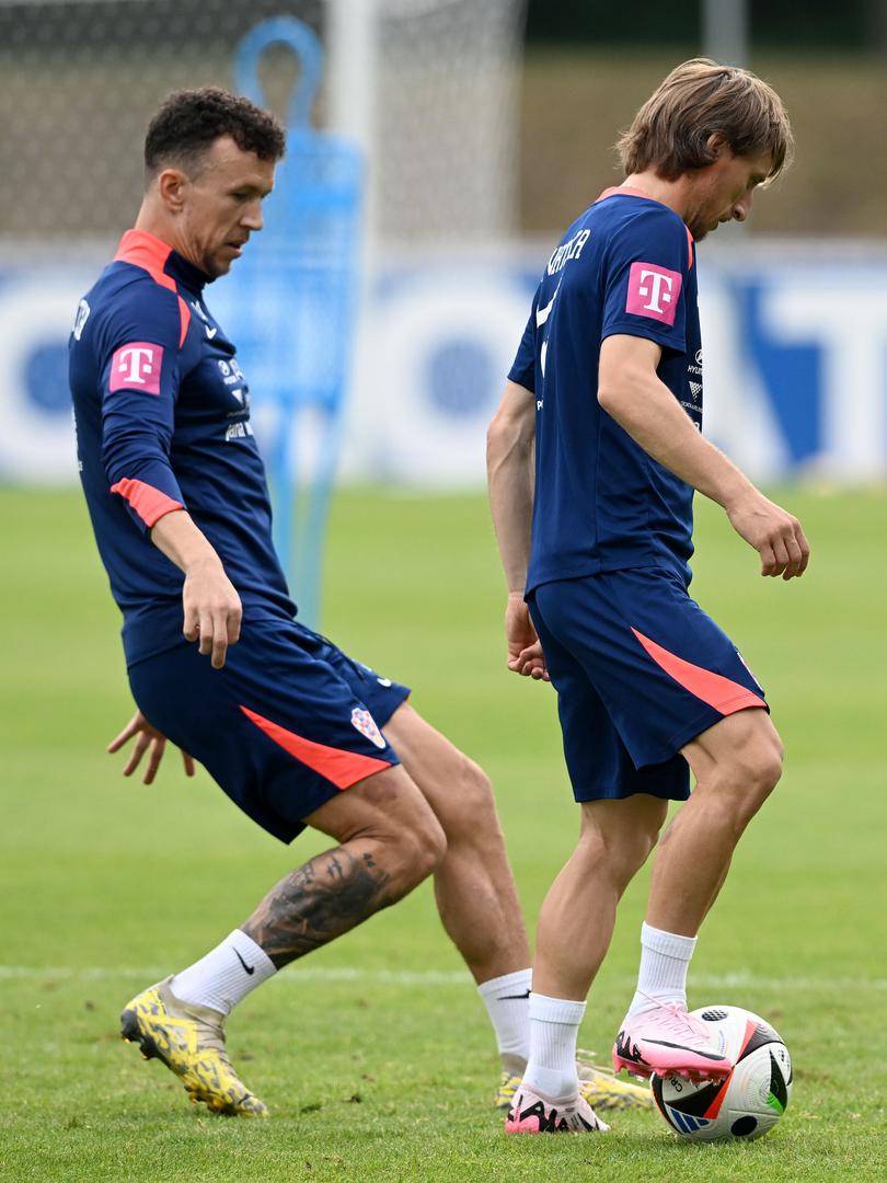 Hrvatska reprezentacija će u Neuruppinu odraditi još dva treninga. Baš kao i protiv Albanije, Dalić se odlučio zadnji trening odraditi u svom kampu skrivenom od očiju znatiželjnika, a reprezentacija će u 16.00 krenuti prema Leipzigu, gdje će u nedjelju u 20.00 Dalić i još jedan igrač biti na novinarskoj konferenciji.