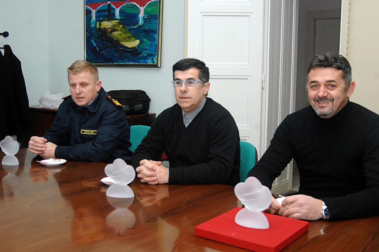 \'30.01.2012., Sisak - Sisacki gradonacelnik Dinko Pintaric i predsjednik sisackog Gradskog vijeca Veljko Novak ugostili su Branka Tisljara, Zlatka Simovica i Kresimira Periceka, trojcu vatrogasaca ko