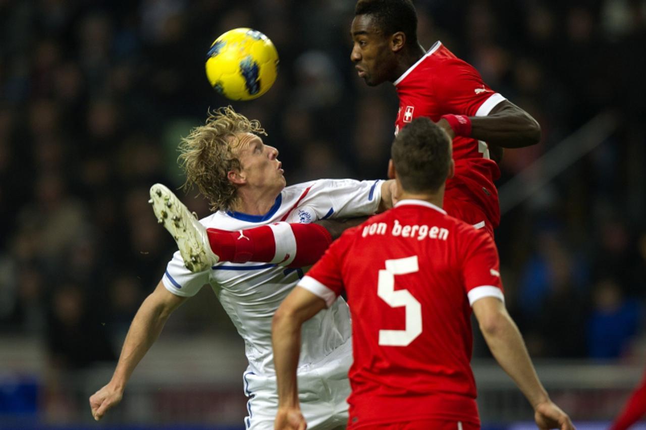 'Dutch Dirk Kuyt (L) duels with Johan Djourou from Switzerland during their Euor 2012 friendly football match at the Amsterdam Arena, on November 11, 2011.     AFP PHOTO/ ANP/ ROBERT VOS    ***NETHERL