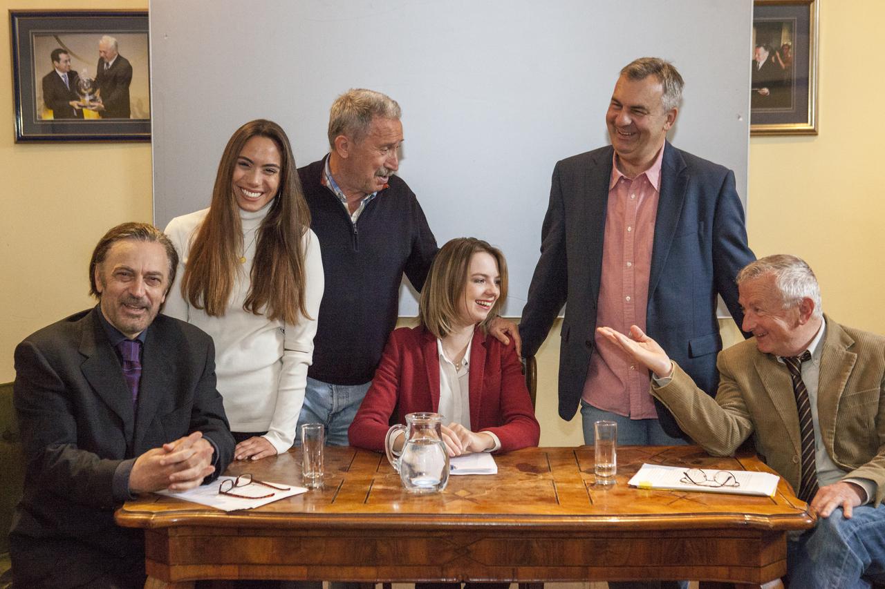 U predstavi igraju Vinko Kraljević (ljevičar), Tomislav Martić (desničar), Lucija Dujmović (tv voditeljica) i Petra Tunjić, (kćerka “desnog“ sugovornika)
