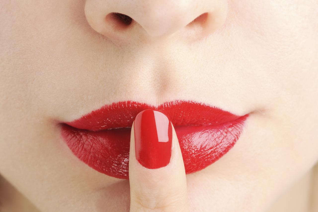 Žena s prtom preko usta