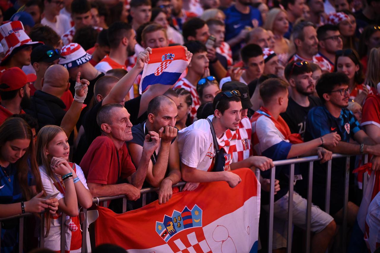 Zagreb: Gledanje utakmice Hrvatska-Italija na Trgu bana Jelačića