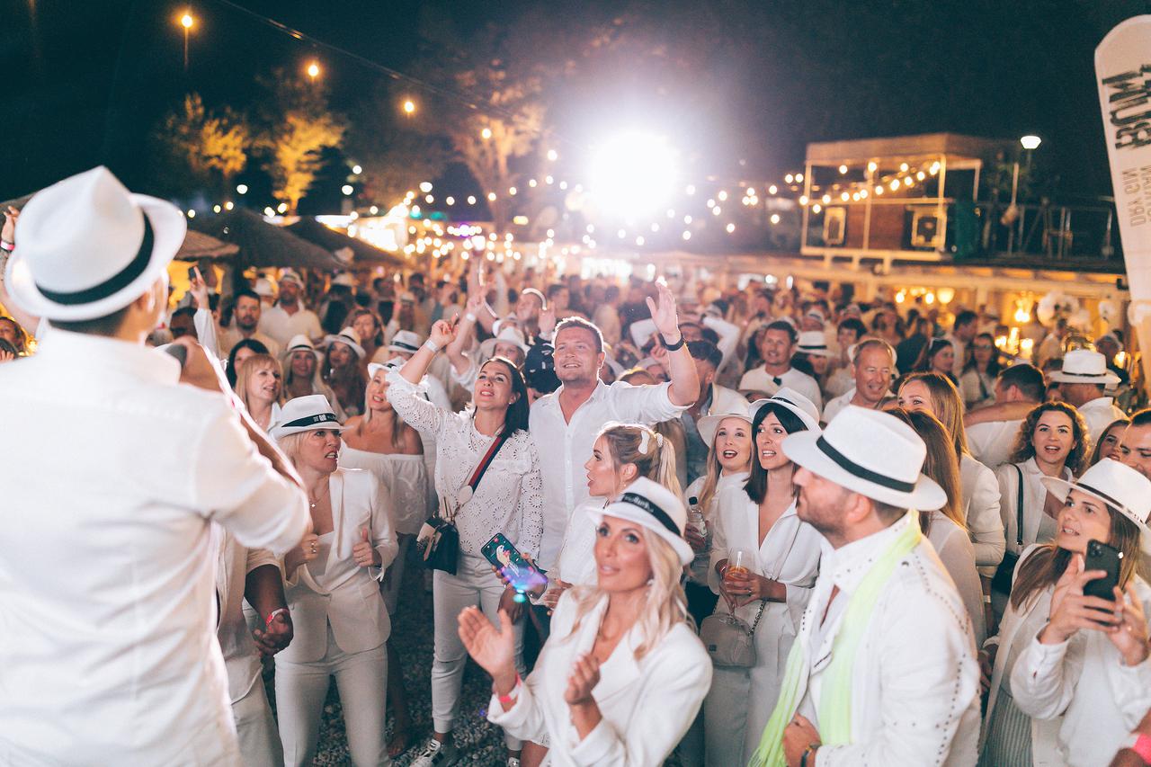 White party na Polidor beach baru