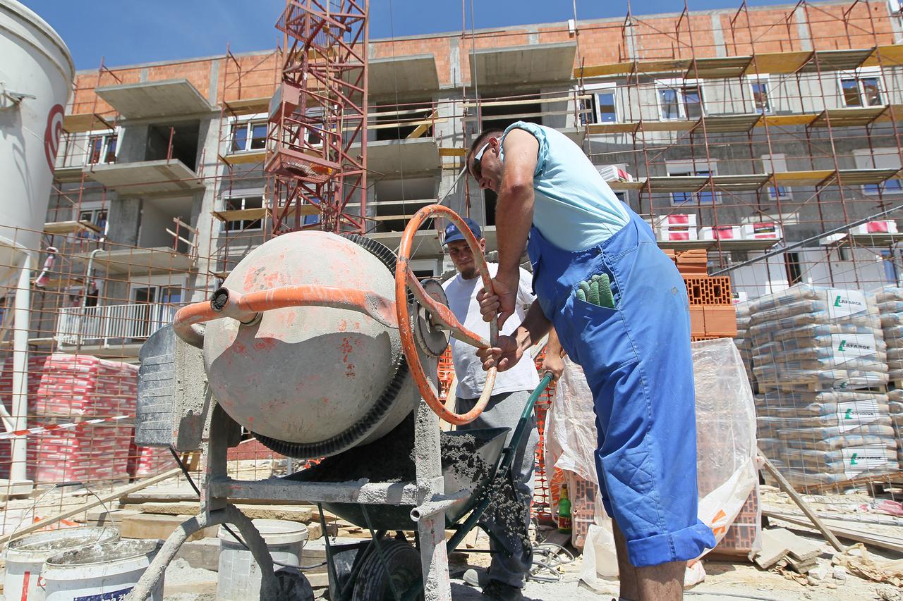 09.06.2014., Koprivnica - Izgradnja trece niskoenergetske zgrade kasni zbog, kako tvrde radnici, glavnog izvodjaca tvrtke Gradnja i kooperanata koji salju premalo radnika na gradiliste. Photo: 