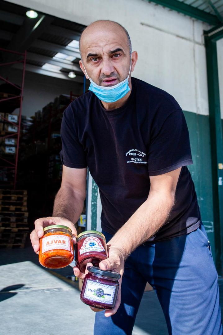 06.10.2020., Dugopolje - Branitelji pakiraju poklon pakete hrane i potrepstina za siromasne braniteljske obitelji.
Zeljko Tomas
Photo: Milan Sabic/PIXSELL