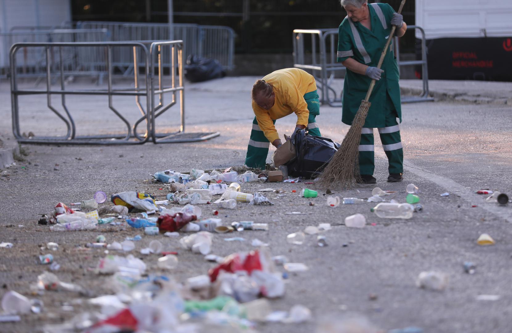 Jutro nakon prvog dana iza partijanera je ostala hrpa smeća koje su od zore čistile vrijende radnice splitske Čistoće. 