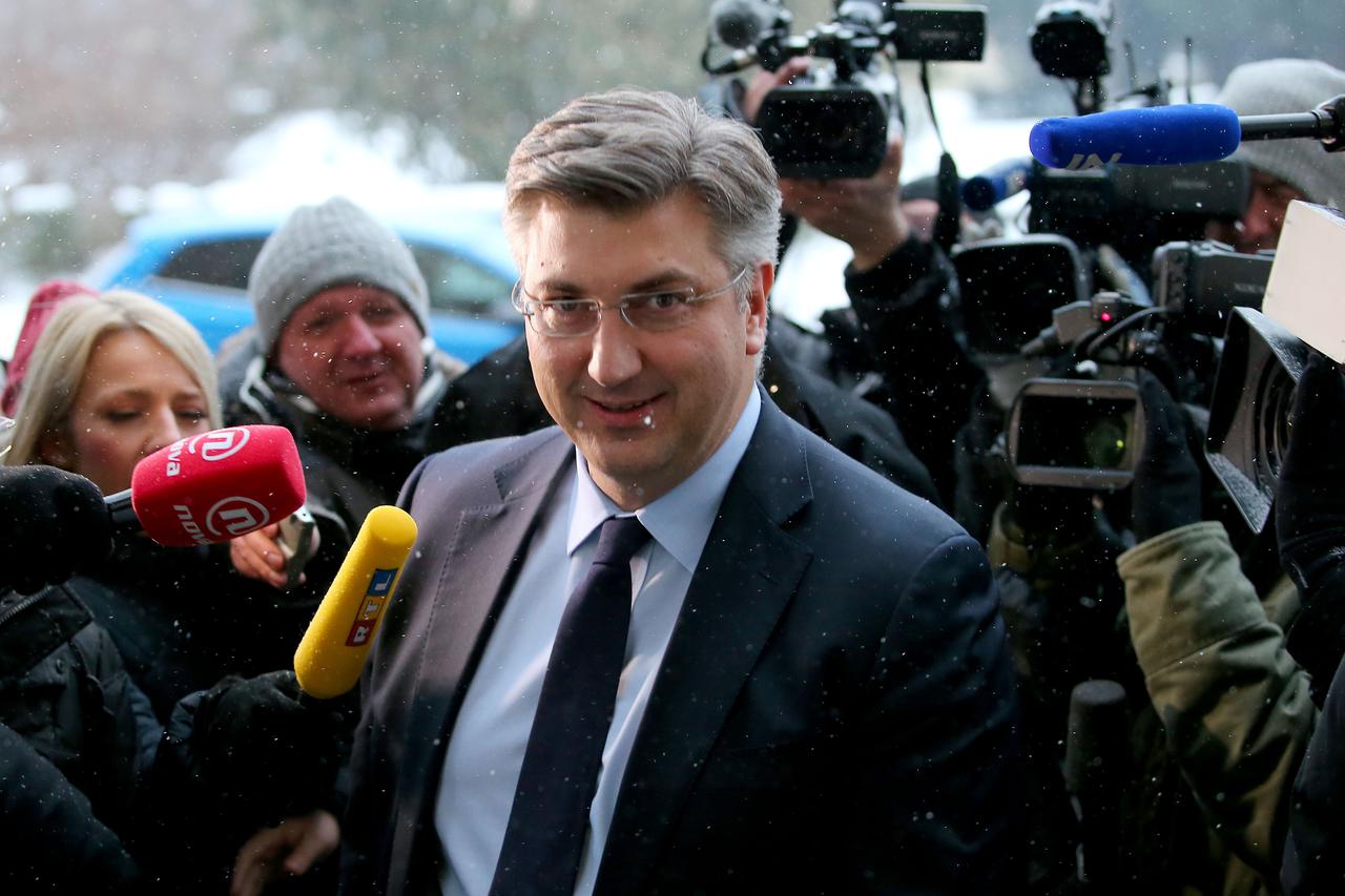 Dolazak članova na sjednicu Predsjedništva i Nacionalnog vijeća HDZ-a