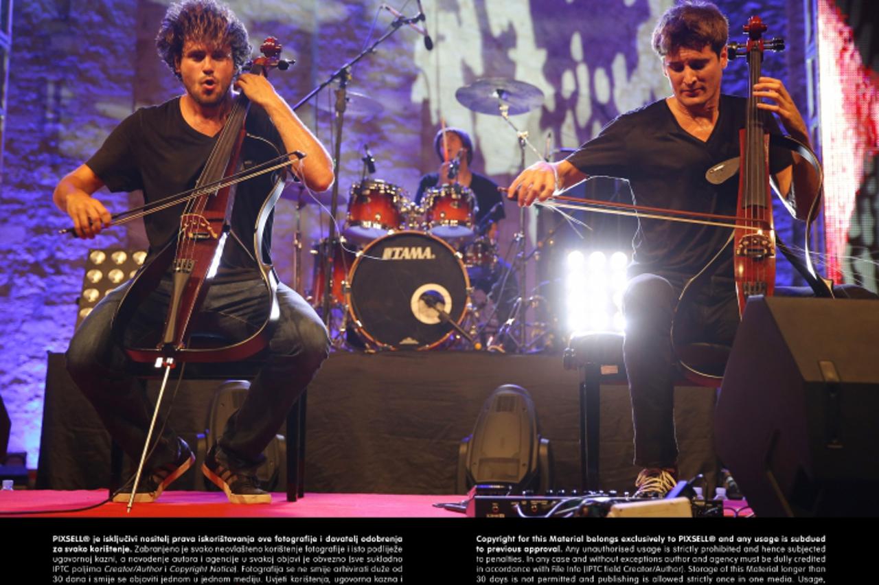 '11.08.2013., Zadar - Virtuozi 2Cellos nastupili su na Forumu pred mnogobrojnom publikom koja je odusevljeno slusala taktove mladih celista.  Photo: Filip Brala/PIXSELL'