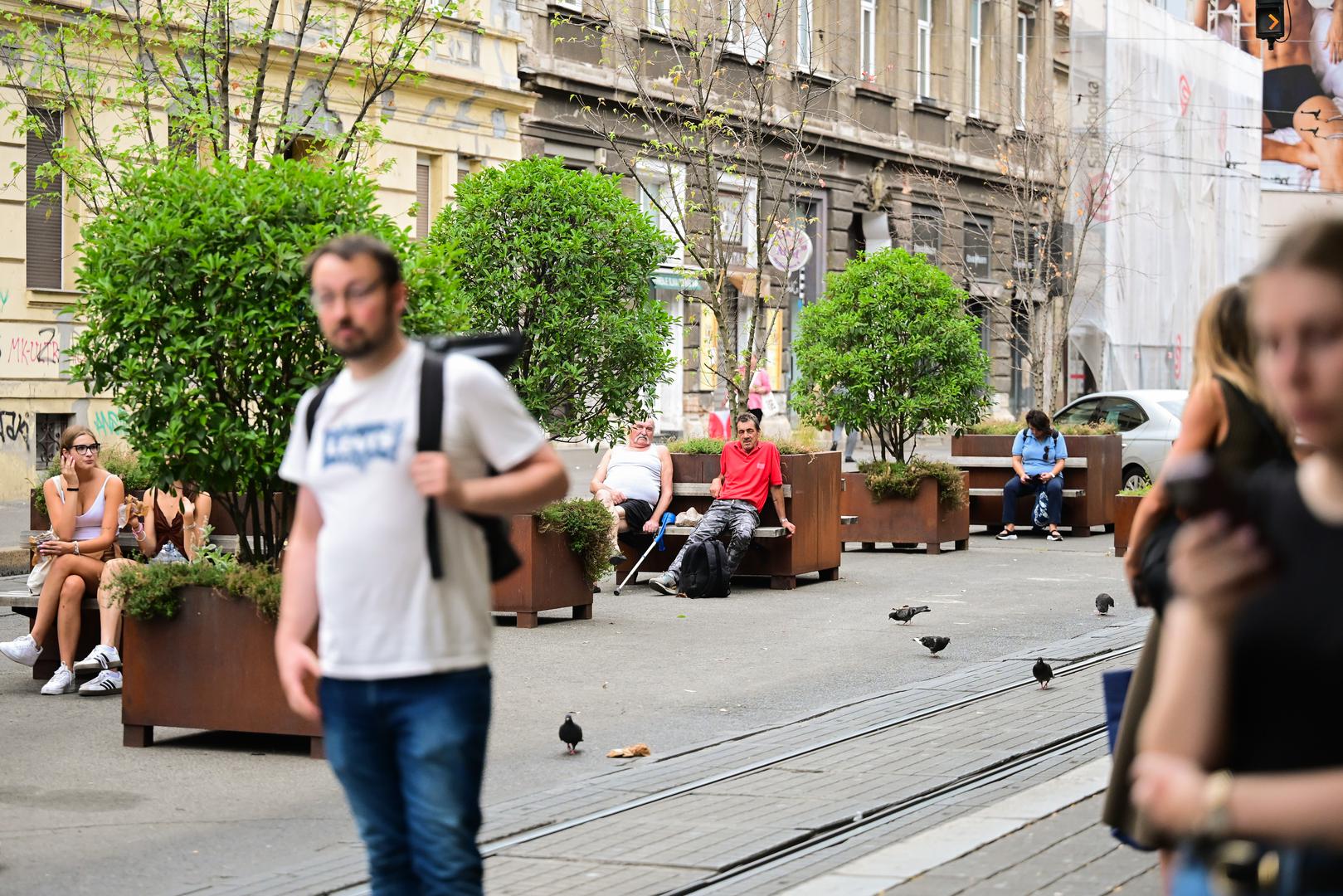 Klupe i žardinjere u zagrebačkoj Draškovićevoj ulici, postavljene još prošle godine, ponovno su privukle pozornost prolaznika.