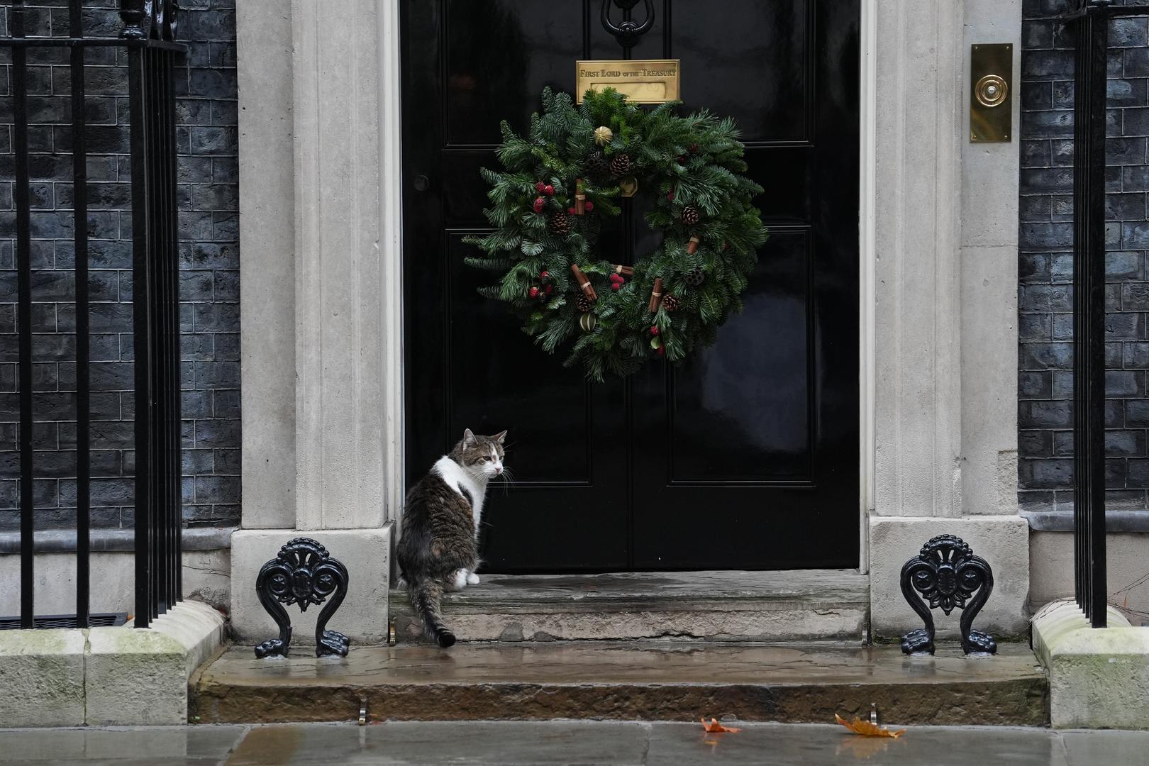 Preživio je šest premijera, od Camerona do Keira Starmera, prebrodio je oluje brexita, covida-19, kaos "partygatea", 49-dnevnu vrtoglavu epizodu Liz Truss i urednije mjesece pod Rishijem Sunakom. Čini se da ništa ne remeti njegov mir dok ovaj politički veteran klizi iz krize u krizu mačjim mirom i uz lizanje šapa.