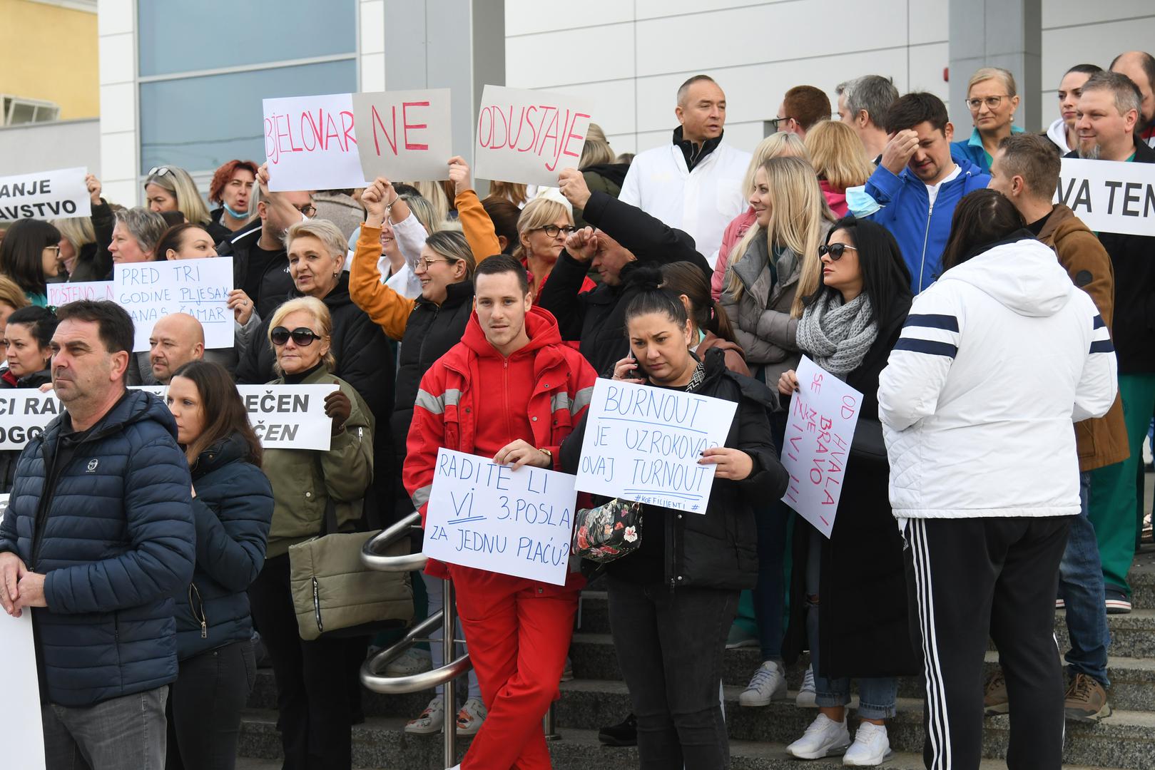 11.11.2024., Bjelovar - Zdravstveni djelatnici Opce bolnice dr. Andjelko Visic  strajkaju ispred bolnice - radioloski tehnolozi, laboranti,  dio sestara, vozaci saniteta.... Photo: Damir Spehar/PIXSELL