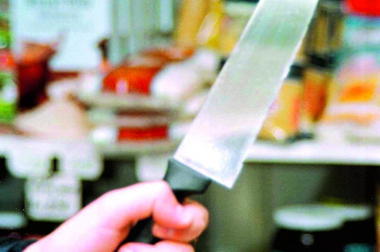 'za crn split 2511. kriminal ilustracija - noz kojim je prepadnut razbojnik snimio: ivo ccagalj'