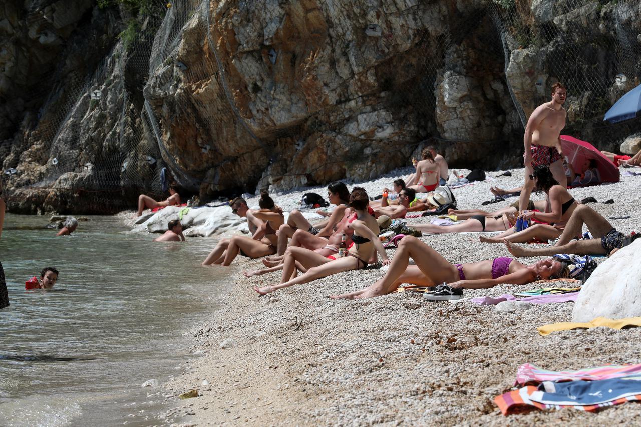 Rijeka: Kupači na plaži Sablićevo uživaju u sunčanom danu