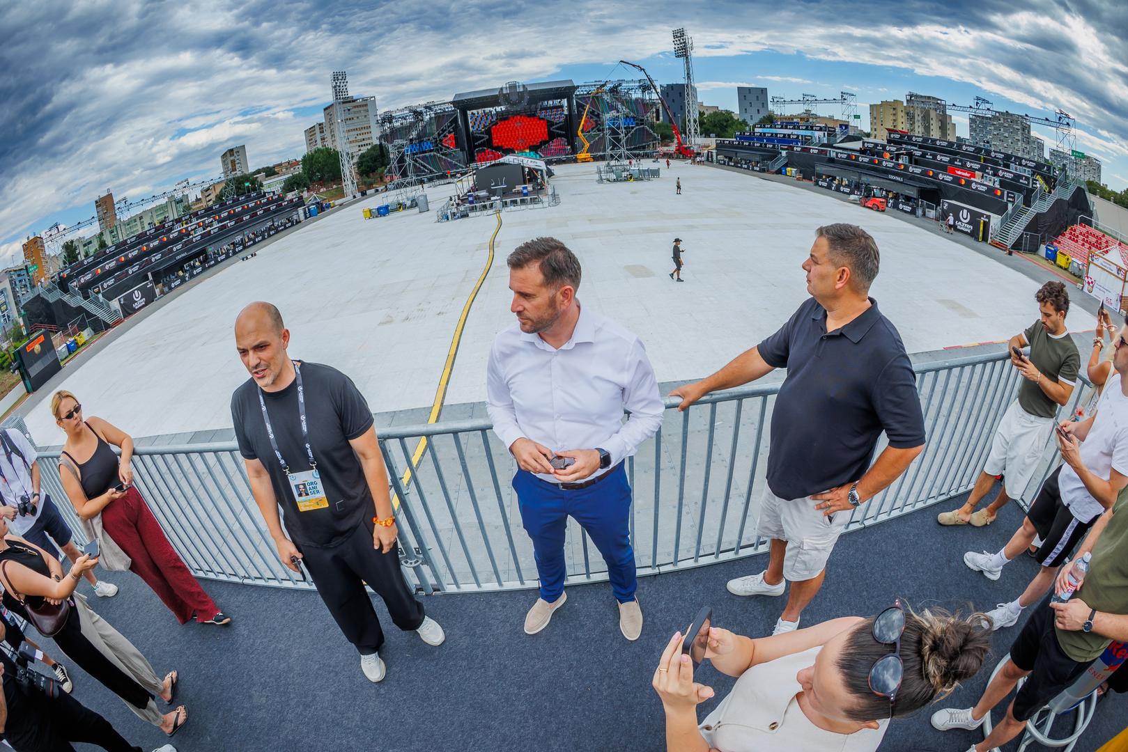 Projektni direktor festivala Alek el-Kazal proveo je predstavnike medija kroz festivalski prostor, uključujući glavni ulaz, UMF zonu, Resistance pozornicu, Food Village i glavnu pozornicu s VIP prostorom, rekavši kako su završene sve produkcijske, sigurnosne i logističke pripreme.