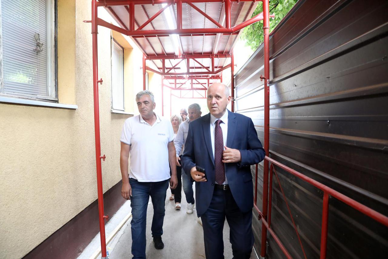 Branko Bačić obišao je  gradilišta zamjenskih obiteljskih kuća u Glini