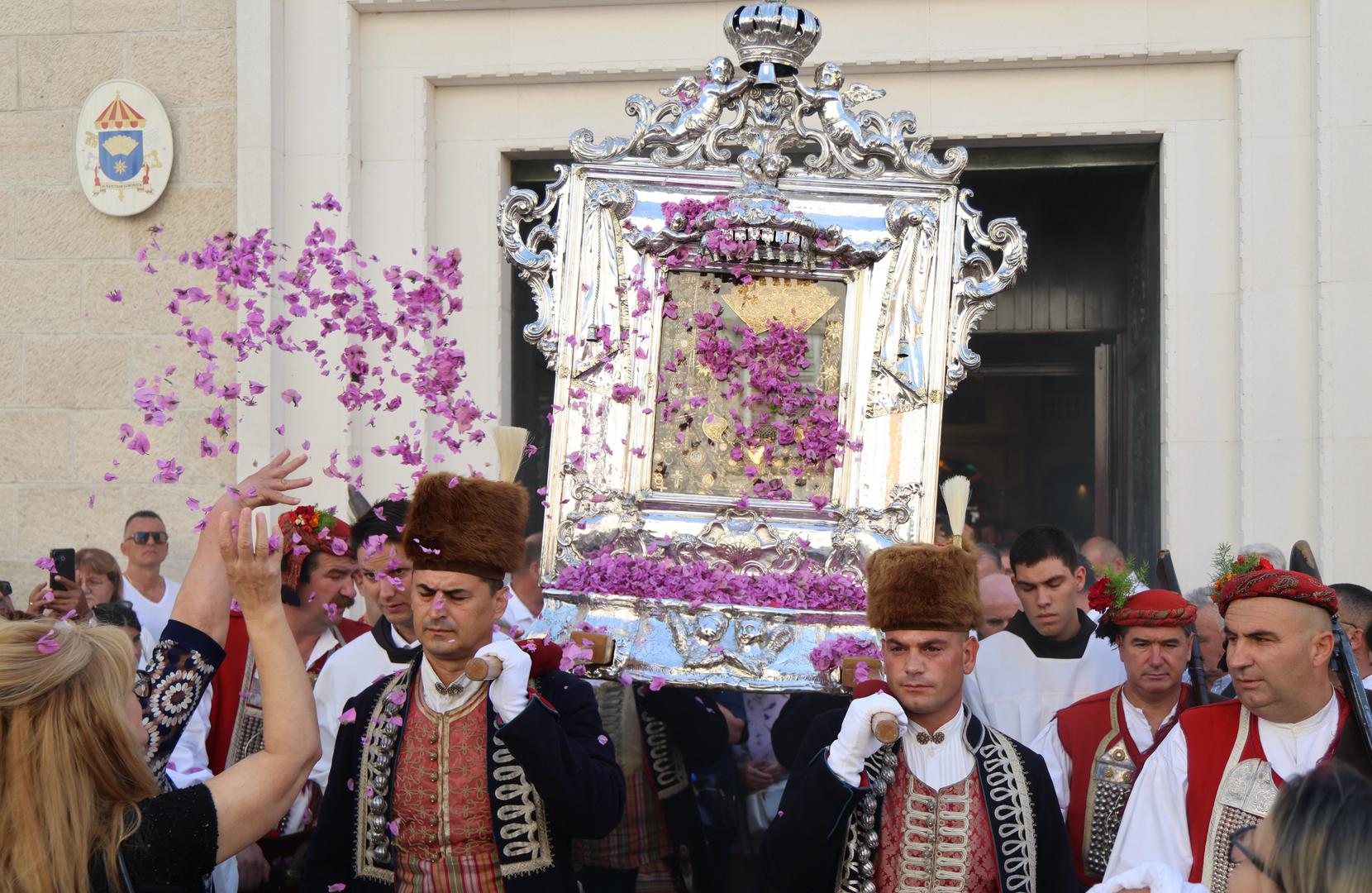 Na blagdan Velike Gospe u Sinj tradicionalno hodočaste vjernici iz Dalmacije, susjedne BiH, te iz dijaspore. 