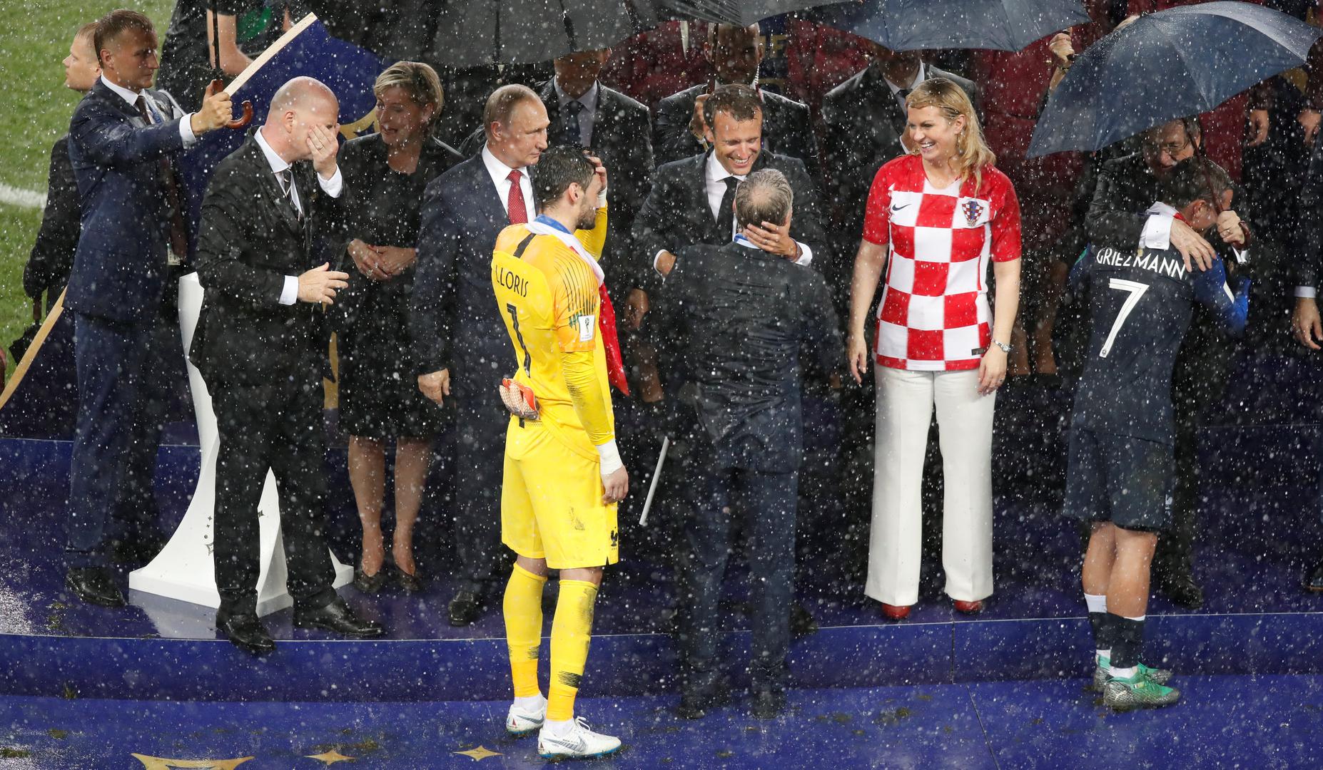 Naša predsjednica i njezin kolega Macron u tim su trenucima bili bez kišobrana i vrlo brzo su bili skroz mokri.