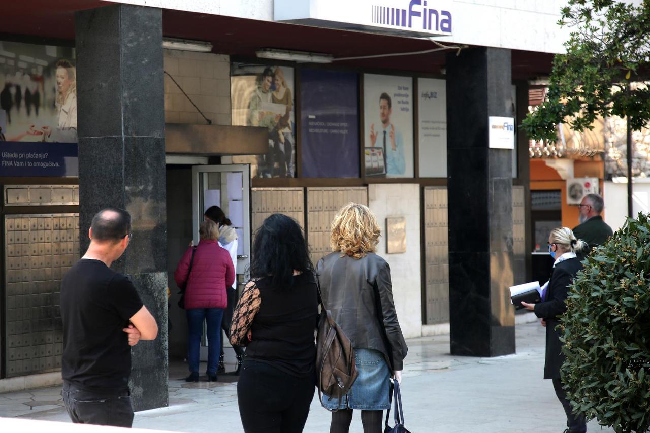 Šibenik: Građani čekaju u redu na distanci na ulazak u Finu
