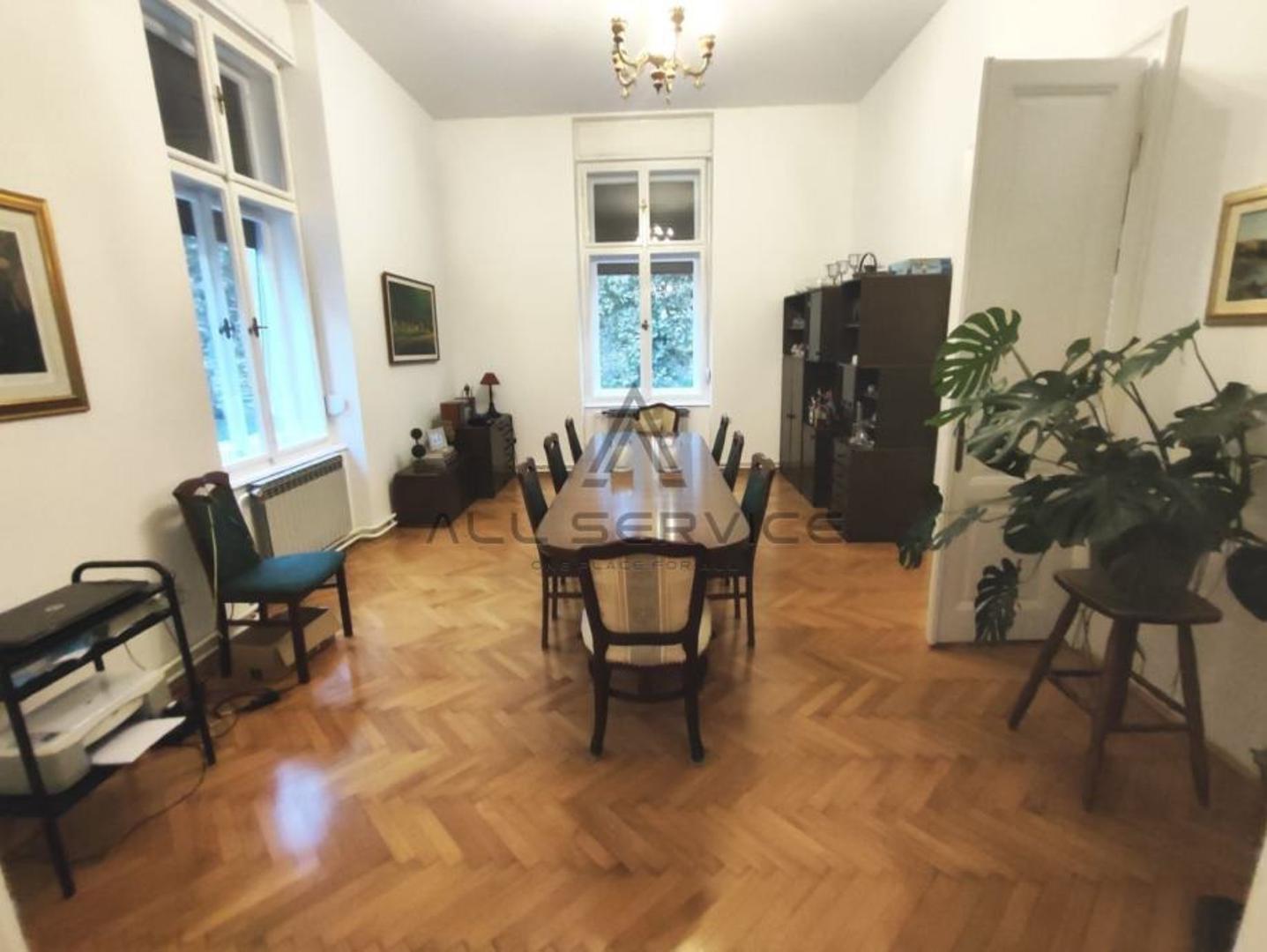 Osim toga, navodi se kako kroz stan prolaze tri vertikalne cijevi te se stoga jednostavnom preinakom može dobiti više stanova. Cijena ove nekretnine je 894.000 eura.