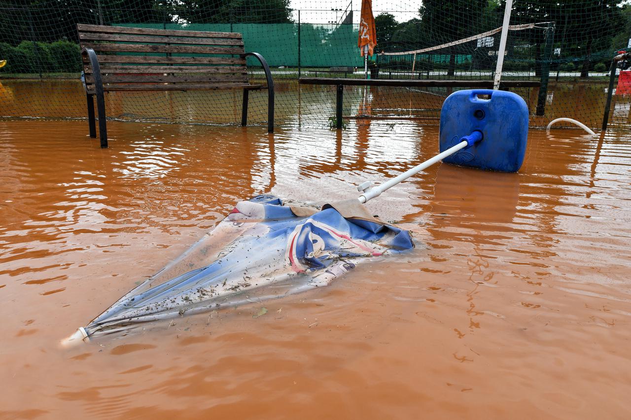 Poplavljeni teniski tereni na Ravnicama nakon nevremena više nalikuju jezeru