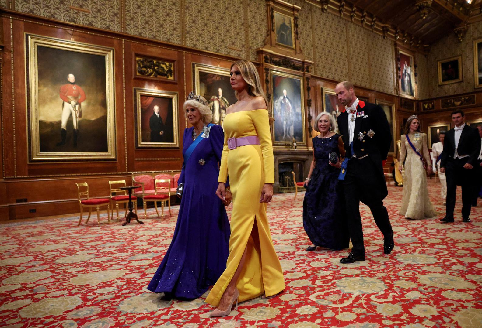 Kraljica Camilla odabrala je kraljevskoplavu svilenu haljinu s vezom u marokanskom stilu od Fione Clare, upotpunjenu safirnom tijarom i dijamantima te kraljevskim obiteljskim ordenom. Prva dama Melania Trump donijela je dašak modernosti u žutoj haljini spuštenih ramena s jarkoljubičastim pojasom, ostavljajući snažan dojam suvremenog stila.