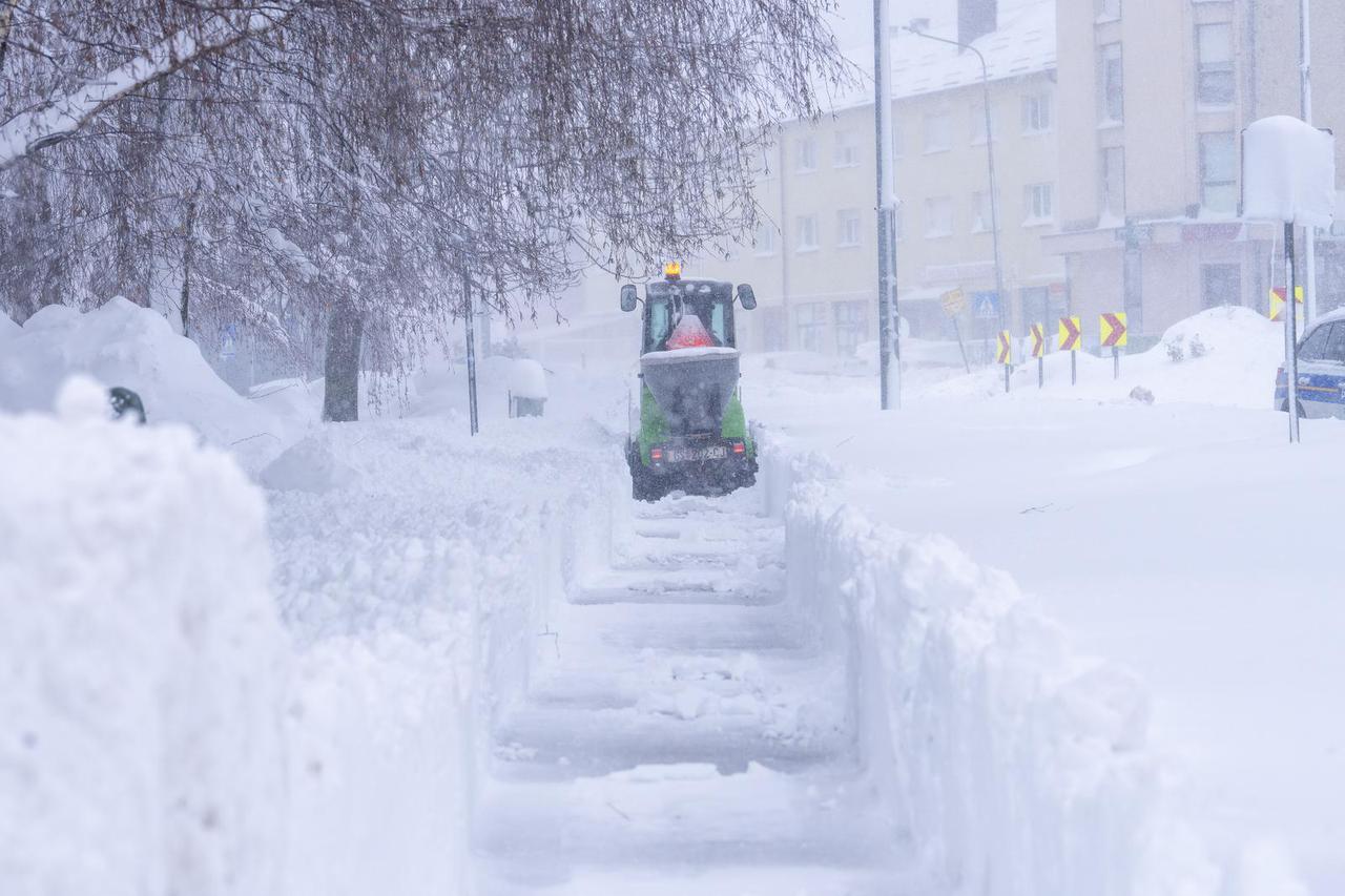 Korenica: Jako snježno nevrijeme stvorilo velike probleme u prometu
