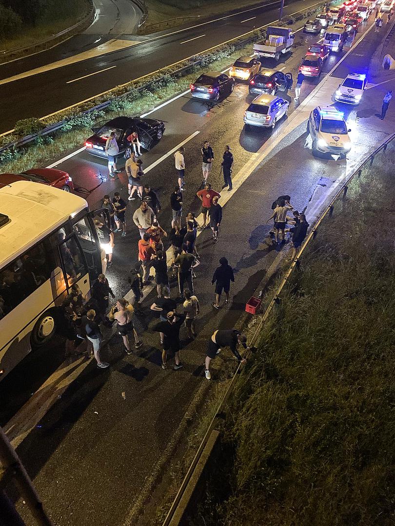 21.05.2022., Zagreb -Ekskluzivne fotografije tucnjave izmedju Torcide i policije.  U subotu u 21.35 sati na autocesti A1 kod odmorista Desinec navijaci Hajduka napali su policajce koji su ih organizirano pratili s utakmice u Zagrebu. Odbijajuci napad policija je uzvratila vatrenim oruzjem kojim su ranjena dvojica napadaca, a u napadu je ozlijedjeno desetak policajaca. Photo: Pixsell/PIXSELL