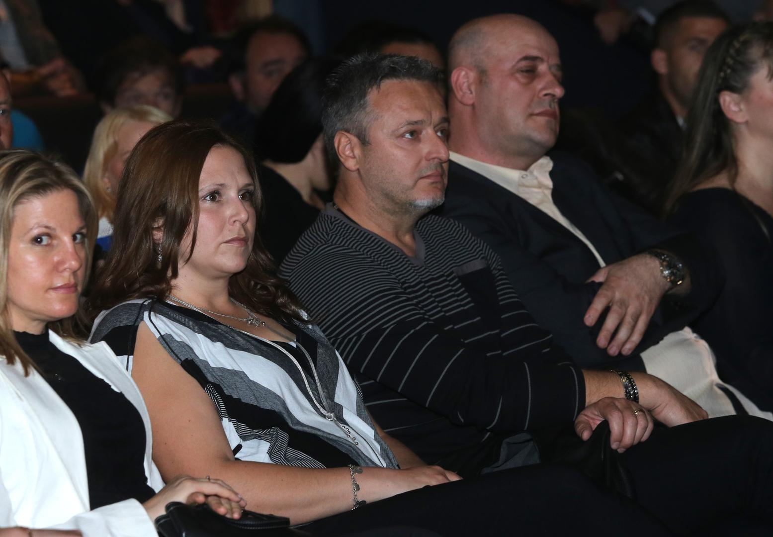 Dečki su malo veći, muški su i vole drugačiji način igre. 