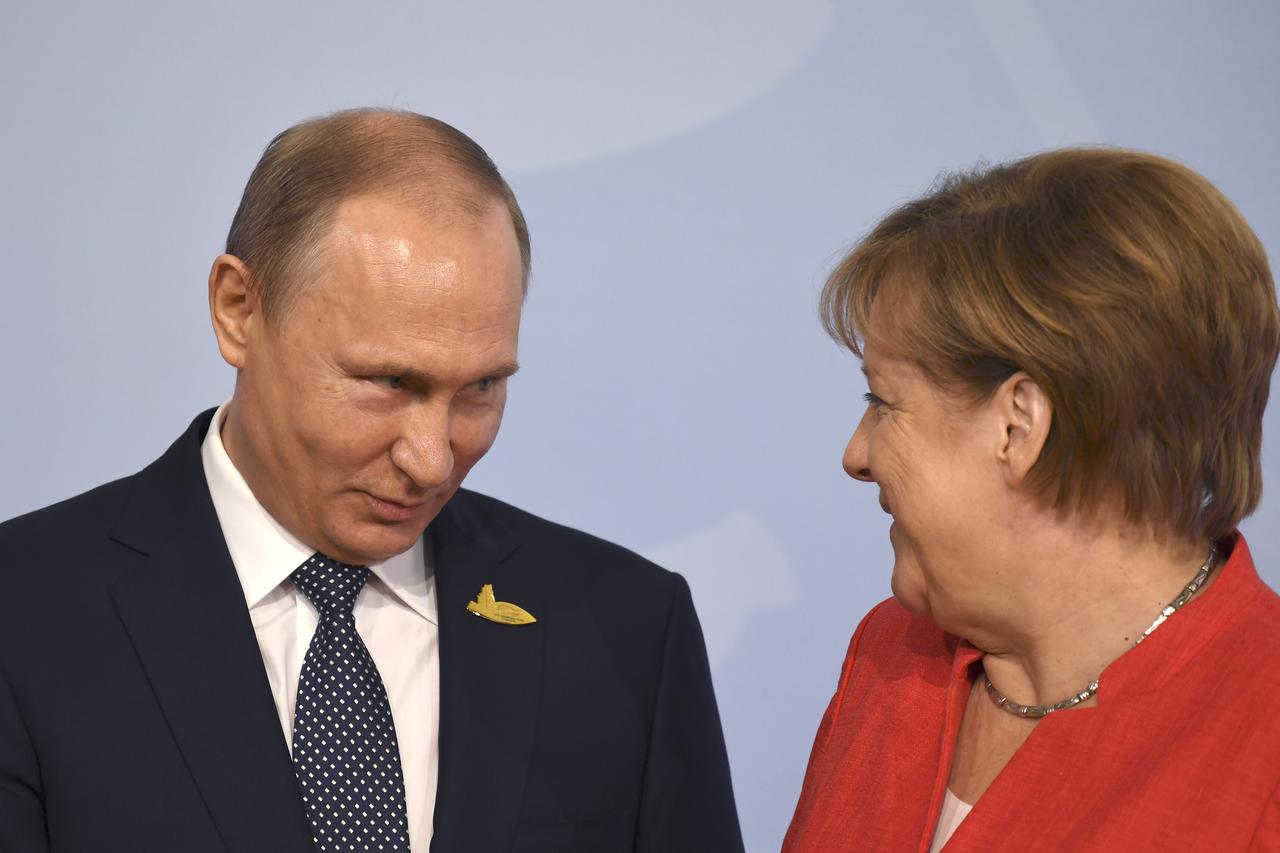 ARCHIVE PHOTO: Former Chancellor Angela Merkel and Vladimir PUTIN.