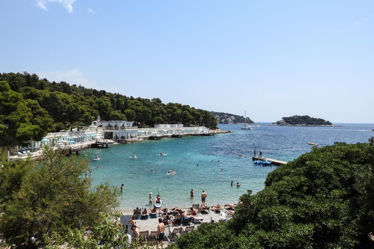 Hvar: Turisti uživaju u sun?anom i vru?em danu na gradskim plažama ili plovilima