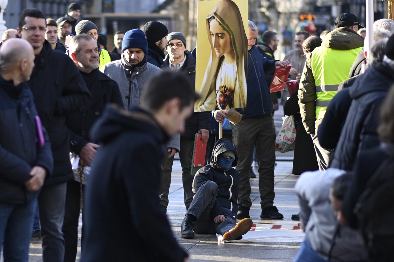Zagreb: Molitelji i prosvjednici okupili se na Trgu bana Josipa Jelačića
