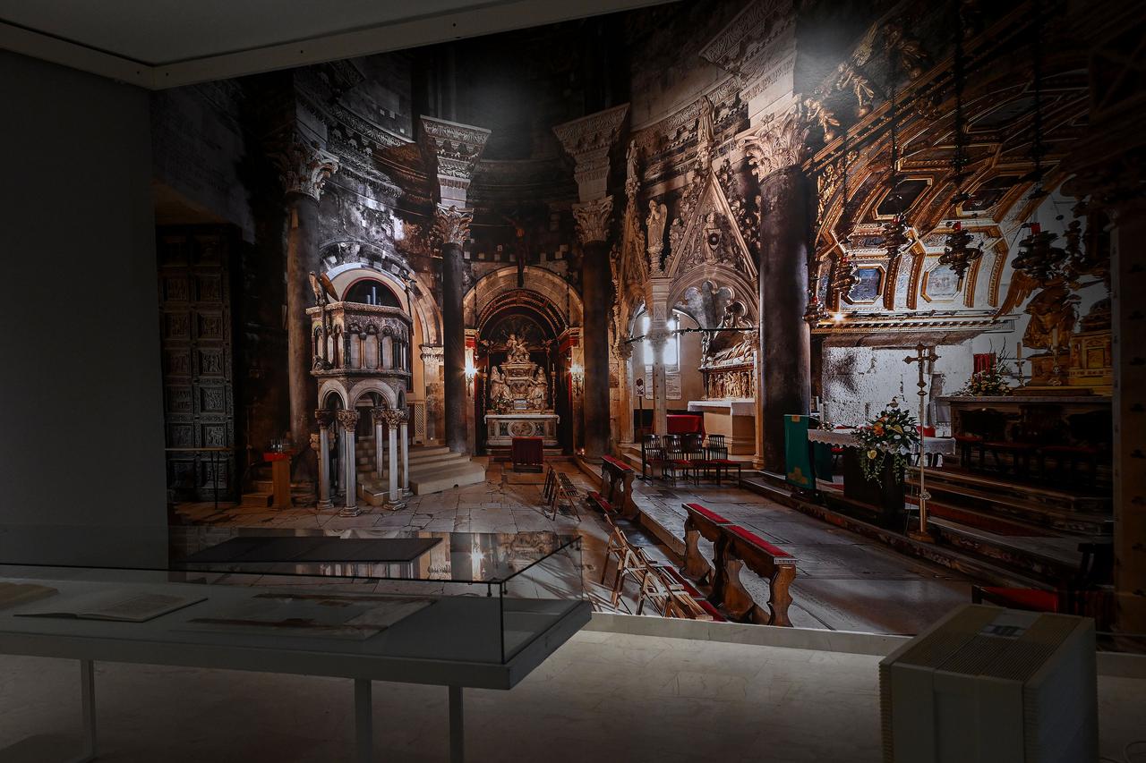 Zagreb: 1100 izlozba Hrvatskog Kraljevstva  u Klovicevim dvorima