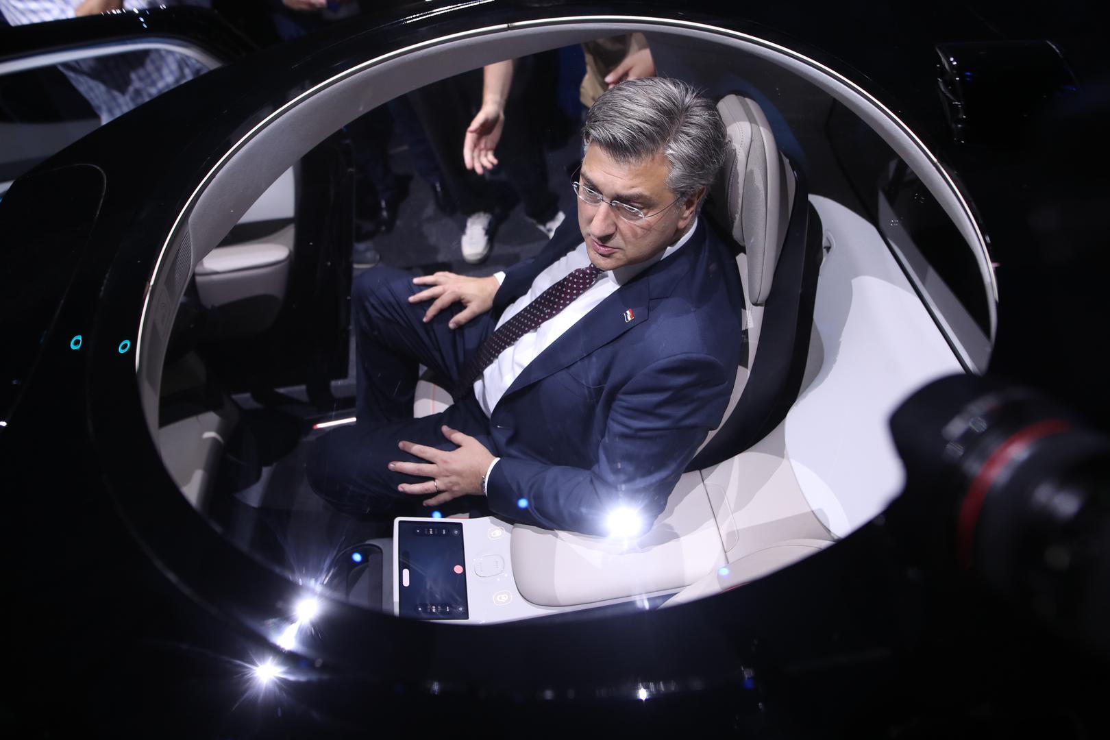 "Nikad neće napraviti ništa ludo. Kako nema vozača, nikad neće moći vam otkazati vožnju. Bit će jednostavno za korištenje. Nikad vam nećemo poslati prljav auto. Uvijek će biti čist", istaknuo je Rimac. 