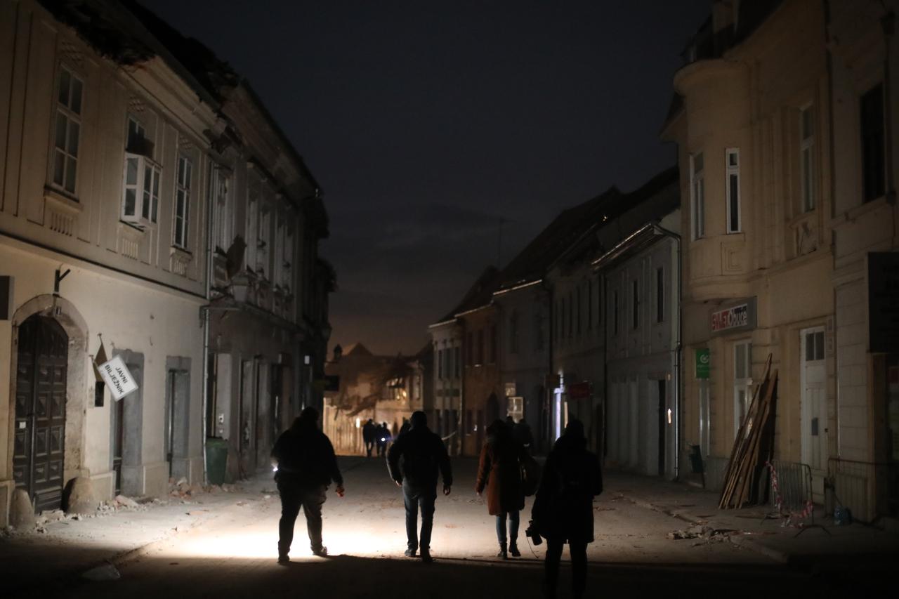 Puste ulice Petrinje s tek ponekim stanovnikom koji uklanja ruševine s ceste