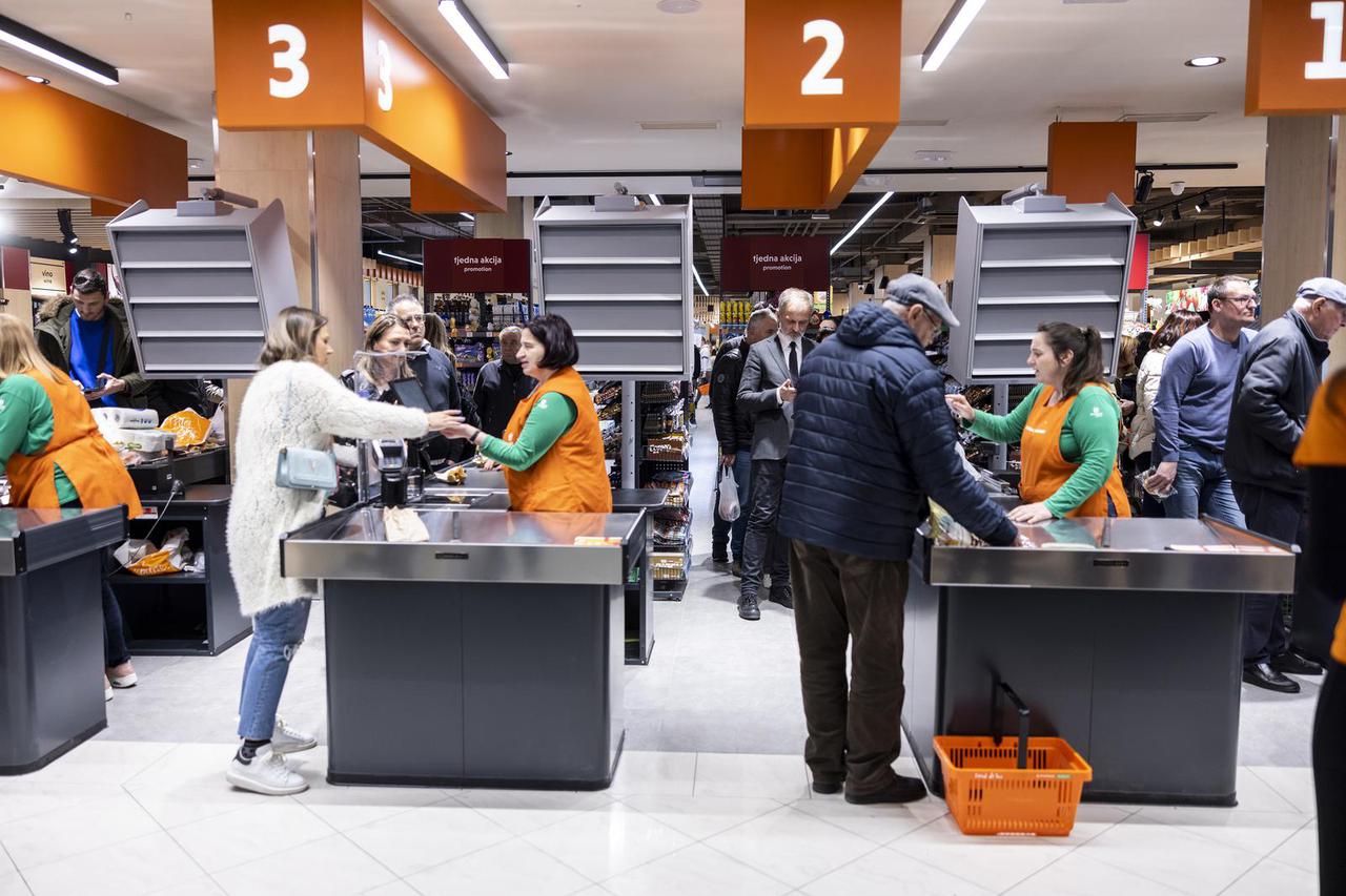 Otvorenje preuređene poslovnice Studenca u Omišu