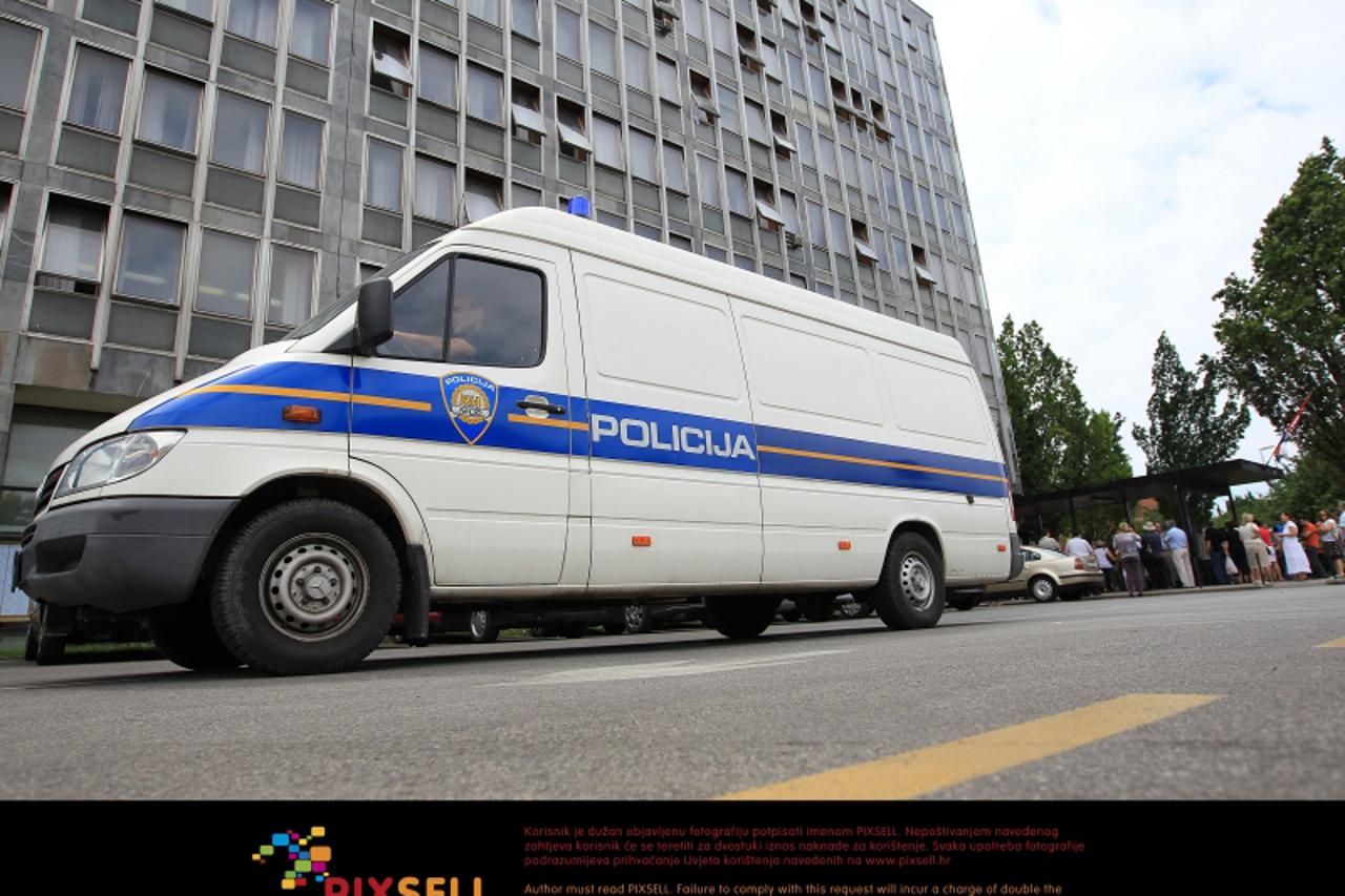 '08.07.2011.,Zagreb - Lazna dojava o bombi u Palaci pravde. Policija je napravila ocevid i nisu nasli eksplozivnu napravu. Photo: Antonio Bronic/PIXSELL'