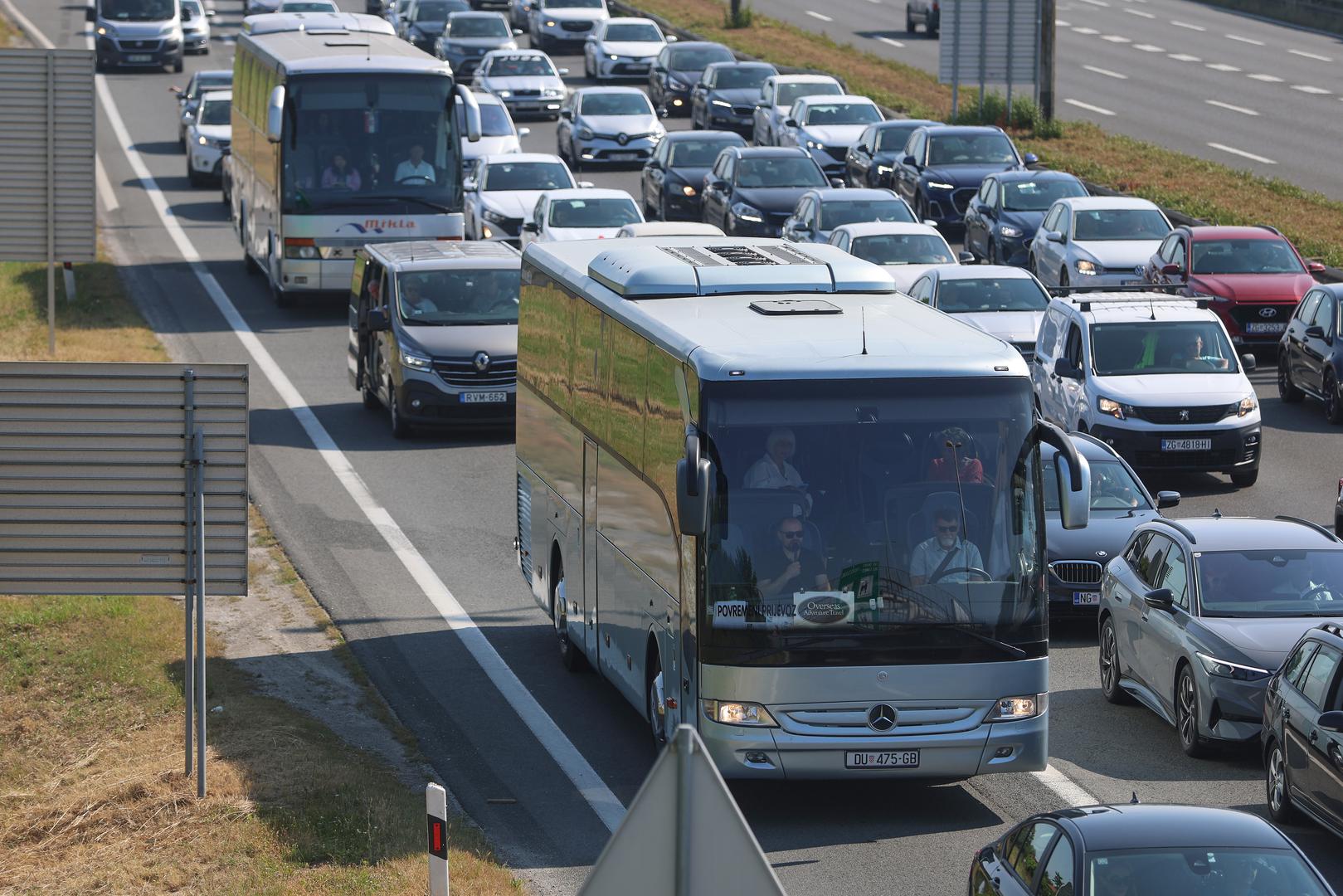 U koloni se vozi i na autocesti A6 na ﻿izlazu Oštrovica u smjeru Krka. Zbog vozila u kvaru na autocesti A1 u tunelu Plasina u smjeru Dubrovnika vozi se uz ograničenje brzine ﻿od 80 kilometara na sat. U pomorskom prometu nema poteškoća.