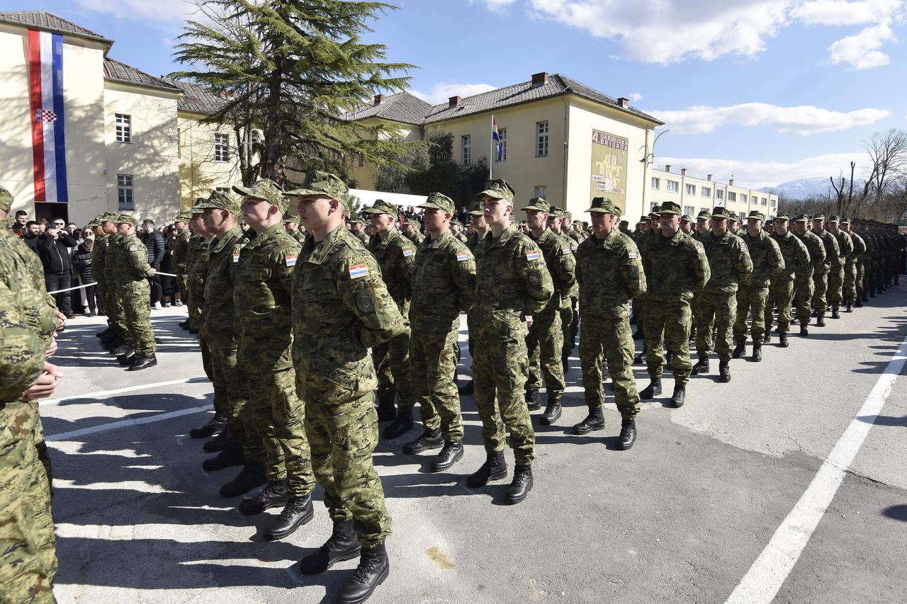 Knin: Svečana prisega ročnika na temeljnom vojnom osposobljavanju