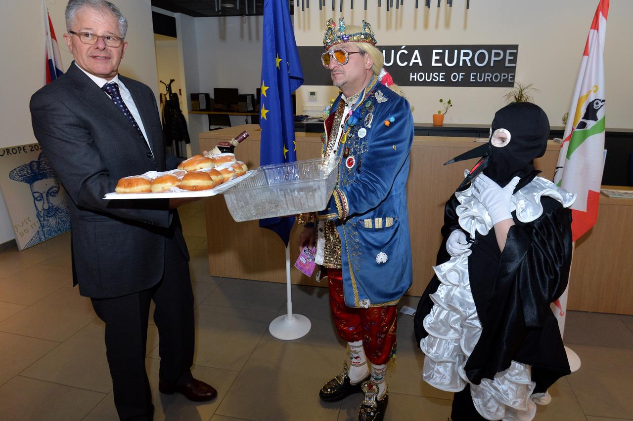 03.02.2016., Zagreb - Kuca Europe, Princ Fasnik i Sraka dosli u predstavnistvo Europske komisije traziti clanstvo u EU te ih pozvali na fasnik u Samobor.  Branko Baricevic, predstavnik Europske komisije u Hrvatskoj.  Photo: Marko Lukunic/PIXSELL