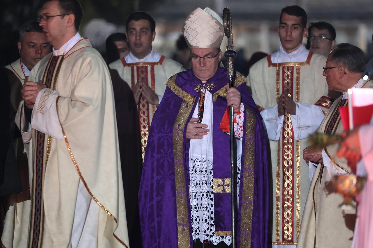 Josip Bozanić na Mirogoju predvodio misu na blagdan Svih svetih