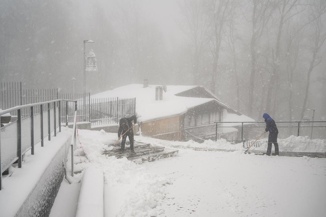 Zagreb: Gradonačelnik Tomašević obišao obnovljenu OŠ Petar Zrinski te se obratio medijima