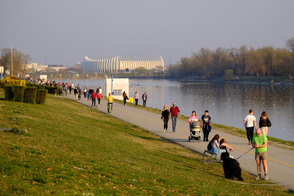 Zagreb: Građani iskoristili sunčan dan za šetnju i rekreaciju na Jarunu