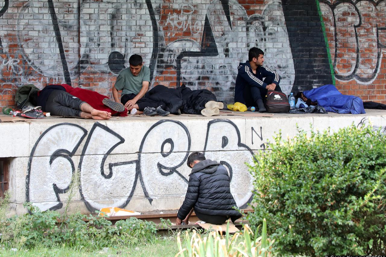 Rijeka: Migranti kraj željezničkih skladišta čekaju prijevoz do Istre i slovenske granice